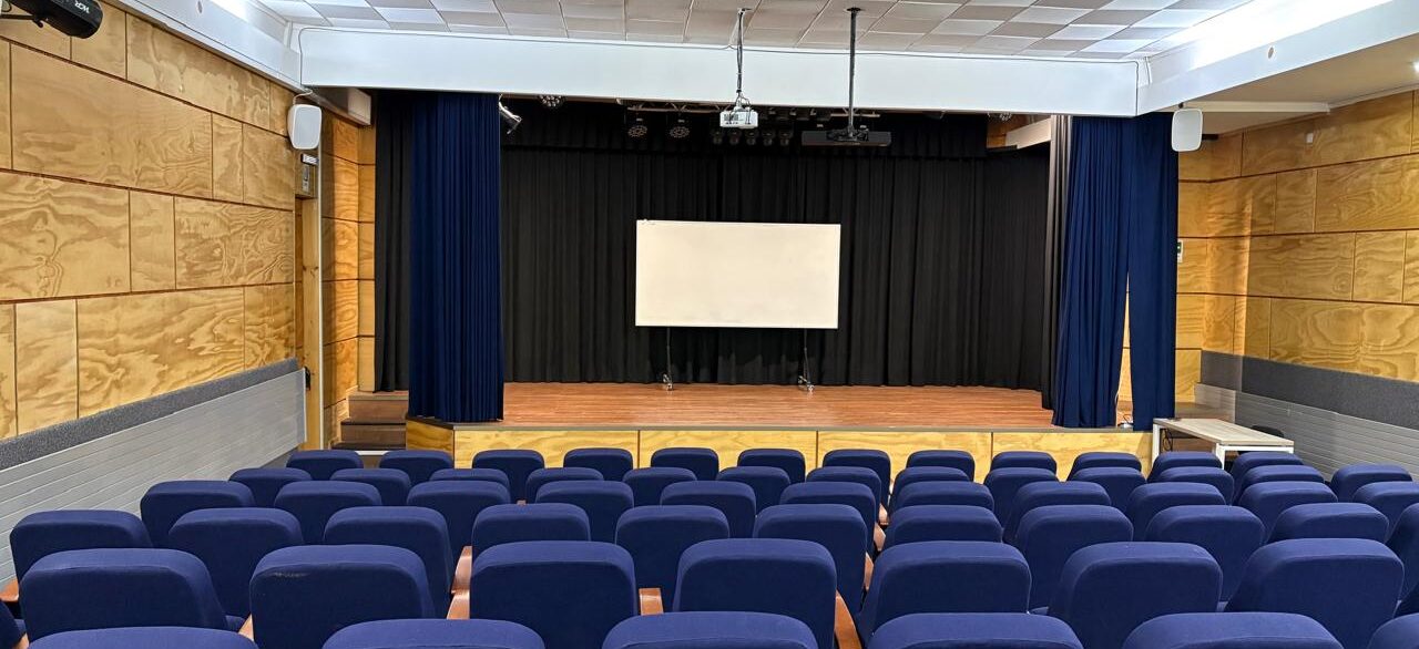 Inauguran renovada sala Gabriela Mistral en la Universidad de Los Lagos como nuevo espacio para el teatro regional