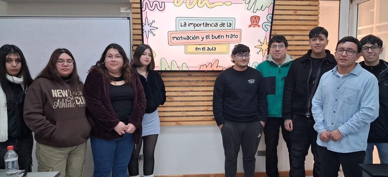Profesor Elías Vargas, egresado de la carrera de Ped. en Lengua Castellana y Comunicaciones, comparte claves sobre gestión y clima de aula con futuros profesores de la especialidad