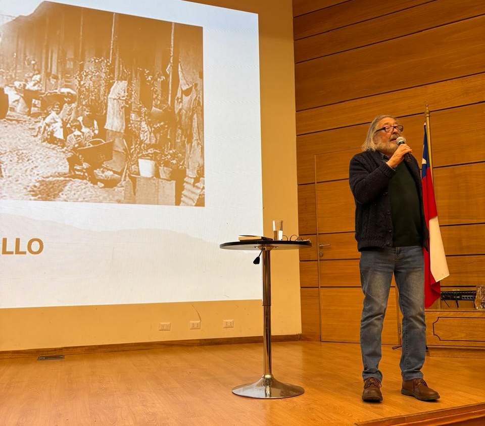 Fernando Díaz aborda las raíces del teatro comunitario en la conferencia "Teatro social en Chile"